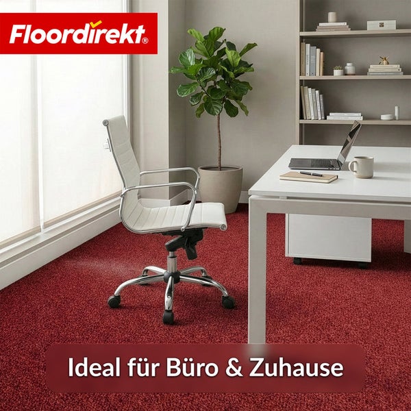 Arbeitszimmer mit rotem Teppichboden, Schreibtisch, Bürostuhl und Bücherregal