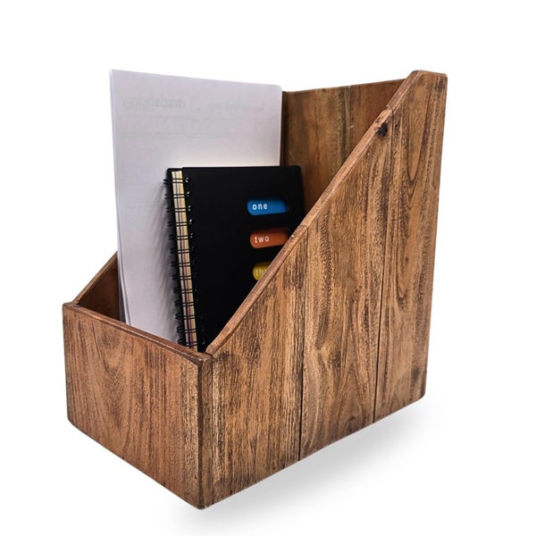 Dokumentenablage aus Holz mit Notizbuch und Papier