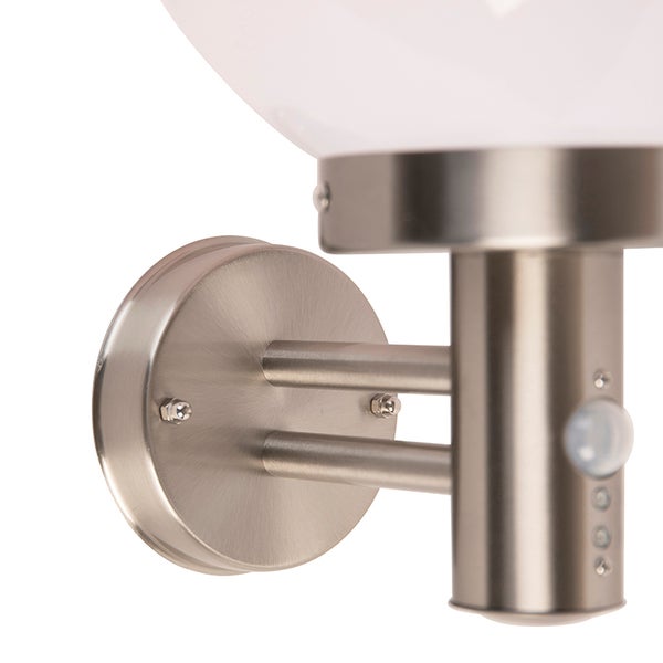 Außenwandleuchte aus Edelstahl mit Bewegungsmelder und weißem Glas.