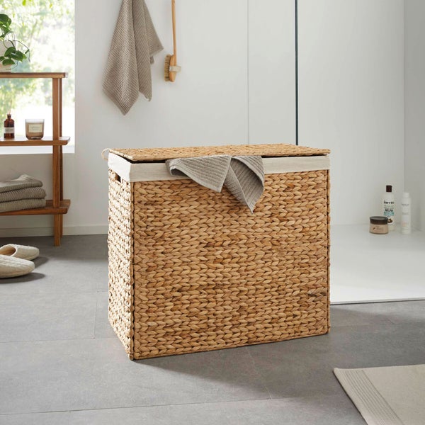 Wäschekorb aus Wasserhyazinthe mit Deckel im Badezimmer
