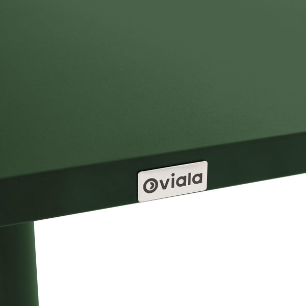 Nahaufnahme einer grünen Metalltischkante mit Oviala Logo.
