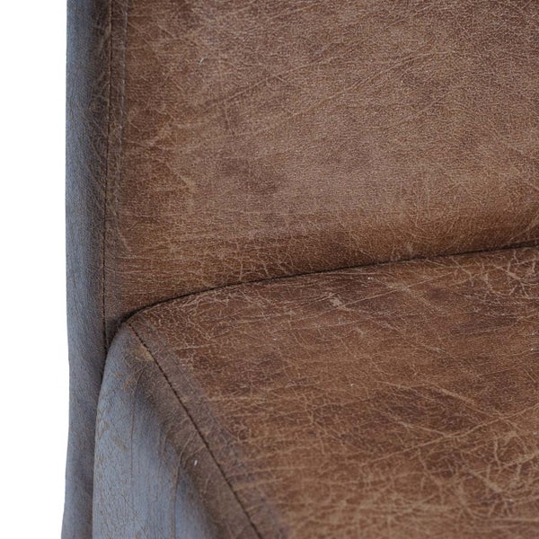 Detailaufnahme eines Möbelstücks mit Lederoberfläche