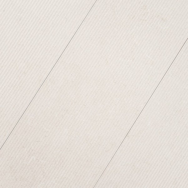 Wandfliese mit feiner Rillenstruktur in Steinoptik