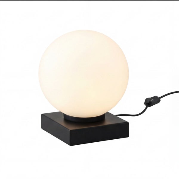 Tischleuchte mit weißem kugelförmigem Schirm aus Opalglas und quadratischem schwarzem Sockel sowie Schnurschalter.