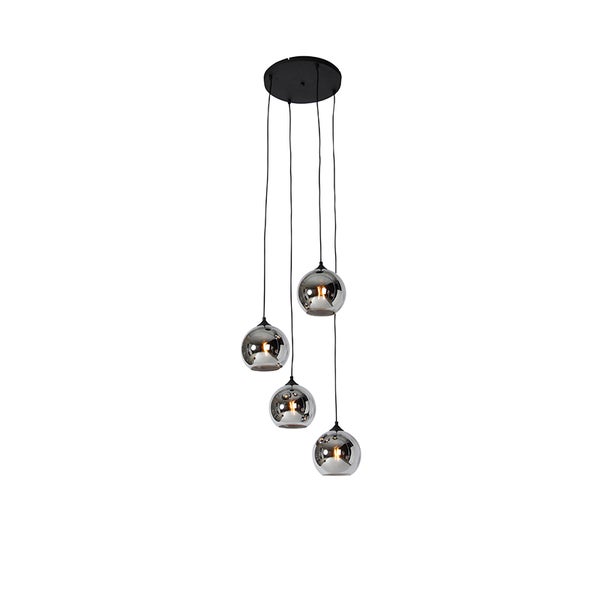 Moderne Pendelleuchte mit vier kugelförmigen Glasschirmen in Chrom-Optik und einer schwarzen Deckenhalterung.
