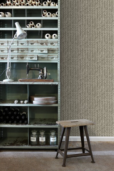 Innenaufnahme mit Regal, Nähmaschine, Lampe, Hocker und Seiltapete