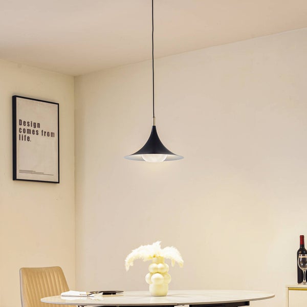 Moderne Pendelleuchte mit schwarzem trichterförmigem Schirm über einem runden Esstisch in einem hellen, minimalistisch eingerichteten Esszimmer.
