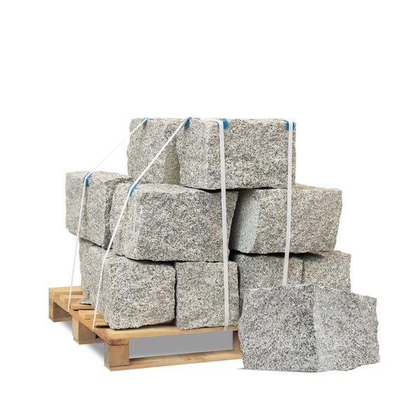 Granit-Pflastersteine auf einer Holzpalette, gesichert mit weißen Kunststoffbändern.