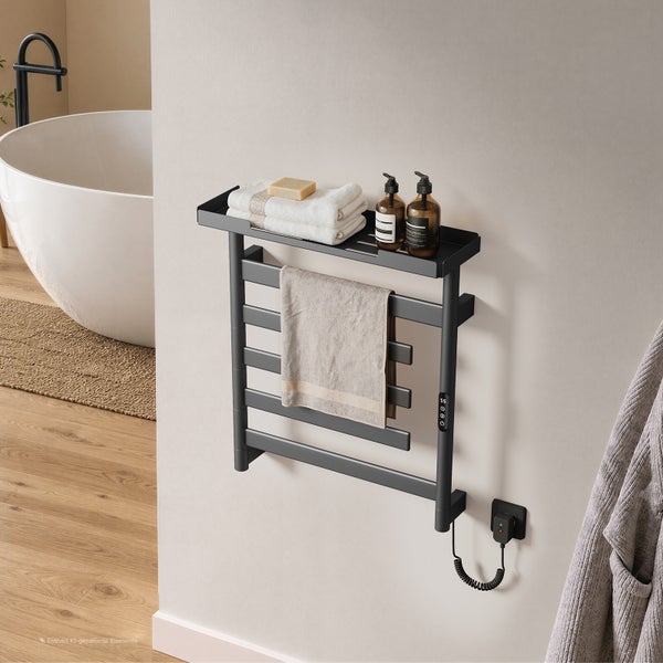 Elektrischer Handtuchheizkörper mit Ablagefläche an einer Wand montiert in einem modernen Badezimmer mit Badewanne.