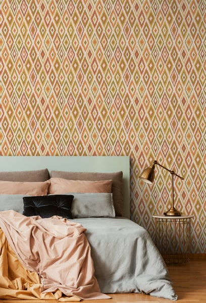 Schlafzimmer mit Tapete mit Rautenmuster in Braun-, Orange- und Grüntönen