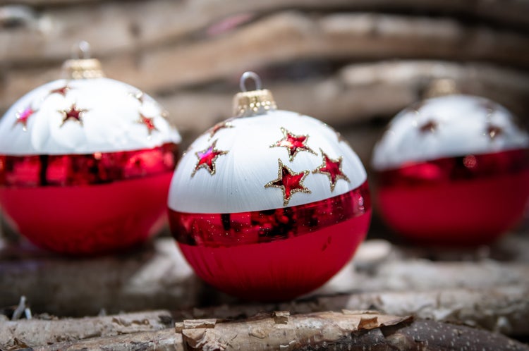 Eisweiß/Rot 8cm Glaskugel mit roten Sternen (6 Stück), 6 Stck., Weihnachtsbaumkugeln, Christbaumschmuck, Weihnachtsbaumanhänger