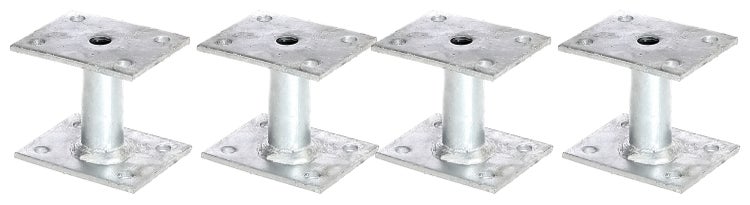 Vier feuerverzinkte Pfostenträger mit quadratischer Bodenplatte und Anschraubplatte für stabile Holzkonstruktionen.