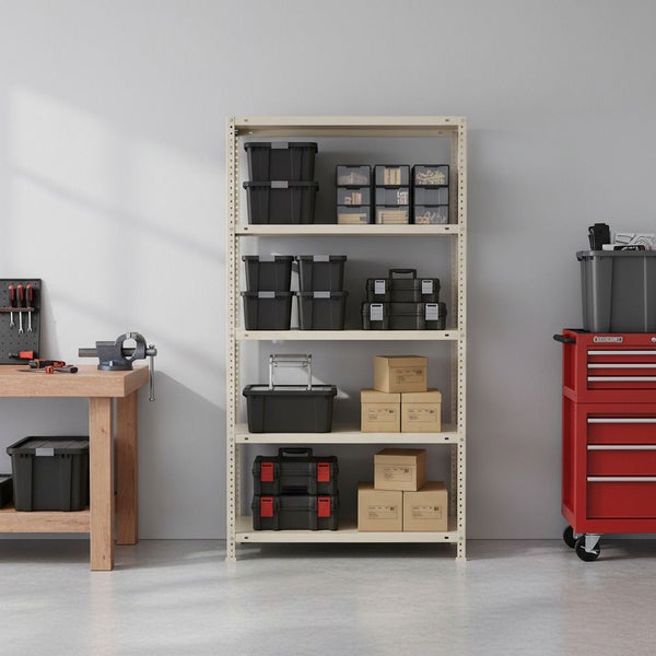 Helles Schwerlastregal aus Metall in einer organisierten Werkstatt mit Werkbank, Schraubstock und rotem Werkstattwagen.