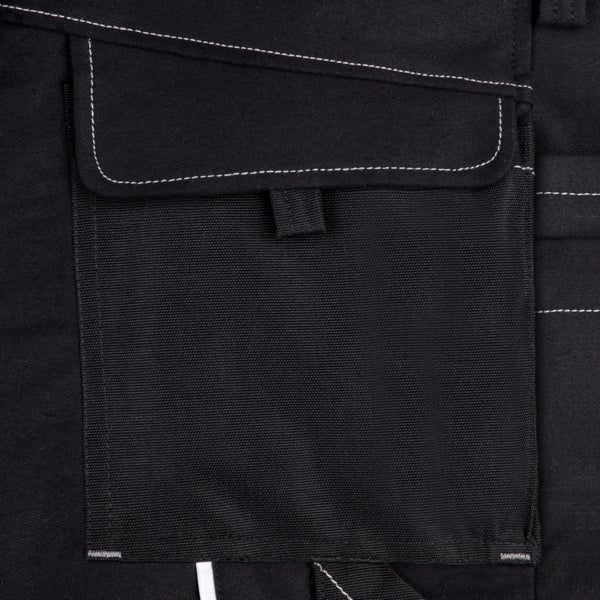 Detailaufnahme einer schwarzen Arbeitshose mit aufgesetzter Tasche