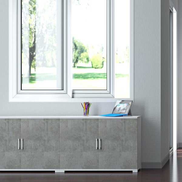 Modernes Wohnzimmer mit Fenster, Schrank, Stiften und Tablet