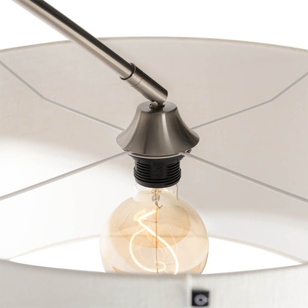 Detailaufnahme einer Deckenleuchte mit Leuchtmittel und Lampenschirm