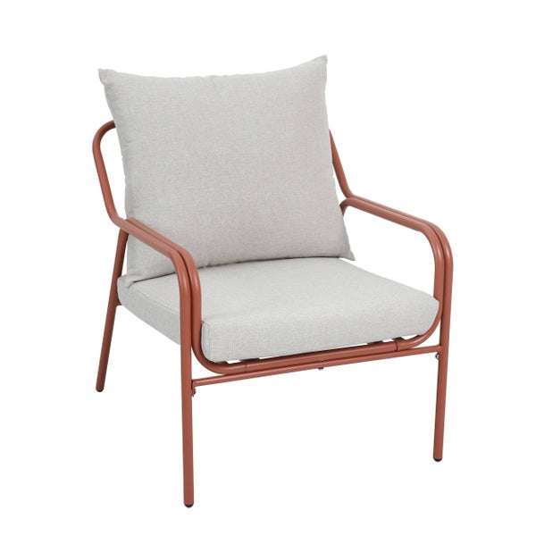 Loungesessel mit terracottafarbenem Metallgestell und hellgrauen Kissen für Sitzfläche und Rückenlehne.