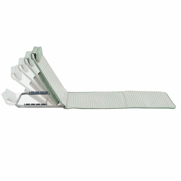 Gestreifte Strandmatte mit Metallrahmen, mehrfach verstellbarer Rückenlehne und integriertem Kopfkissen.