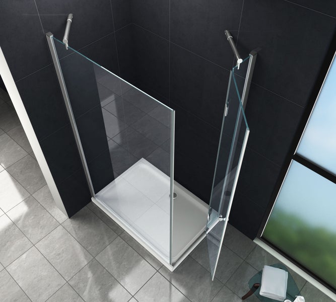 Begehbare Dusche mit Duschwanne und Glaswänden in modernem Badezimmer