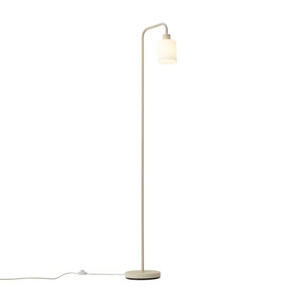 Moderne Stehlampe mit schlankem beigem Metallgestell und zylindrischem, geriffeltem Lampenschirm.