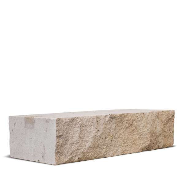 Mauerstein aus Naturstein mit bruchrauer Vorderseite und glatten Seitenflächen.