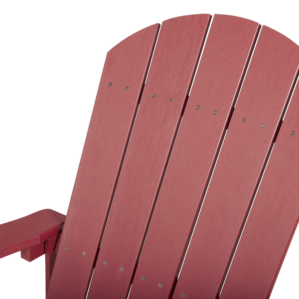 Detailansicht der Rückenlehne eines Adirondack Gartenstuhls aus dunkelrotem Holz mit sichtbarer Maserung und Schrauben.