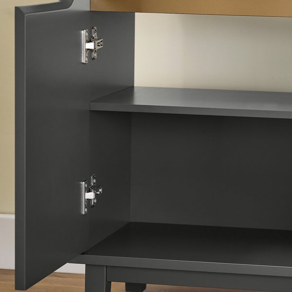 Innenansicht eines grauen Schranks mit offenen Türen und Regalböden