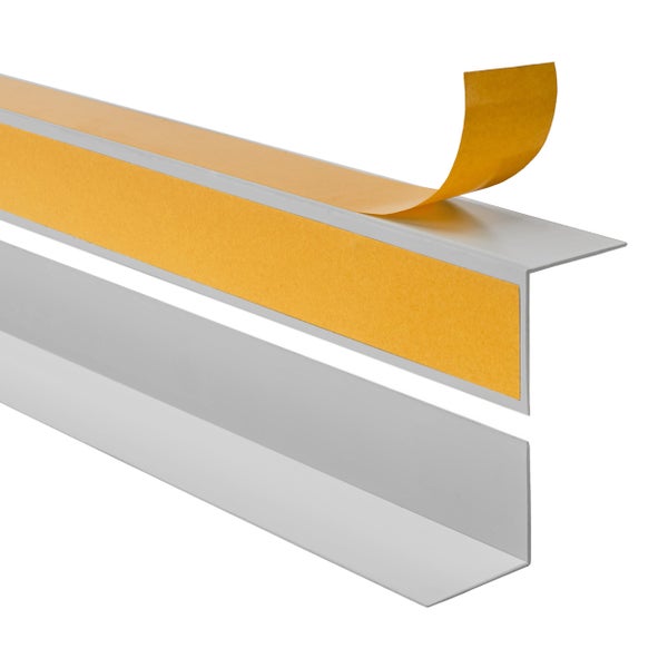 Silbernes, selbstklebendes L-Winkelprofil aus Aluminium für den Kantenschutz.