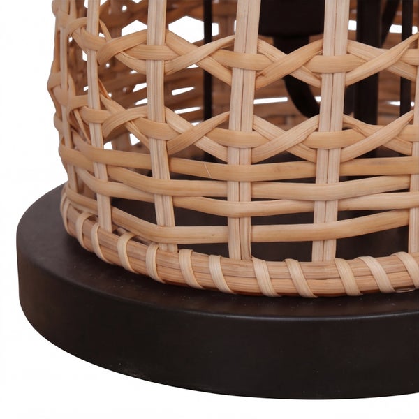 Detailansicht einer Tischleuchte mit Rattan-Geflecht und dunklem Sockel.