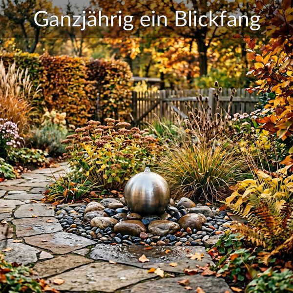Edelstahl-Kugelbrunnen in einem herbstlichen Garten mit Natursteinweg und Flusssteinen. Schriftzug Ganzjährig ein Blickfang.