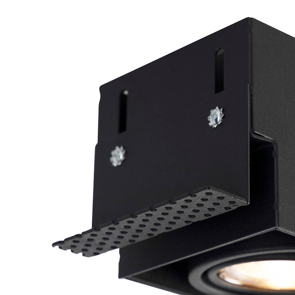 Nahaufnahme einer schwarzen Einbauleuchte aus Metall mit Befestigungswinkel und Montageschrauben.