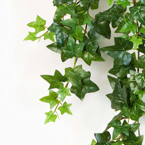 Künstliches Grasbüschel mit grünen Halmen aus Kunststoff.