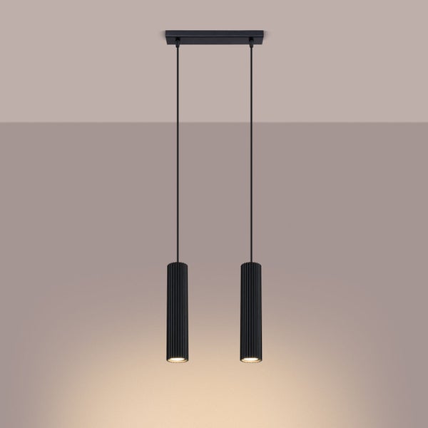 Zwei schwarze Pendelleuchten mit zylindrischen Lampenschirmen hängen von der Decke