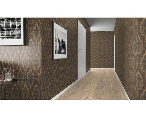 Flur mit gemusterter Tapete, Holzboden und gerahmten Bildern an der Wand