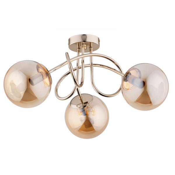Moderne Deckenleuchte mit drei kugelformigen Glasschirmen und geschwungenen Metallarmen in metallischem Glanz.