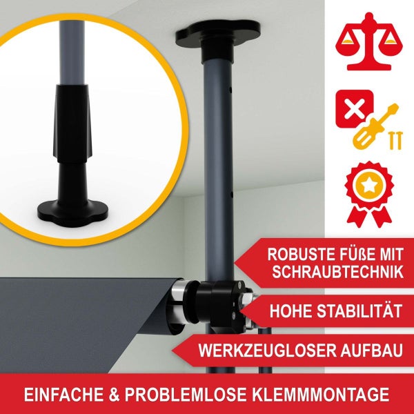 Graue Klemmmarkise über einer modernen Terrasse mit weißem Sofa und Holztisch. Die Markise hat einen gewellten Rand und bietet Schatten.