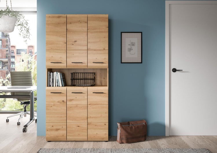 Hohes Highboard in Eichenoptik mit schwarzen Griffen und offenem Fach in einem hellen, organisierten Büro mit Schreibtisch und Bürostuhl.