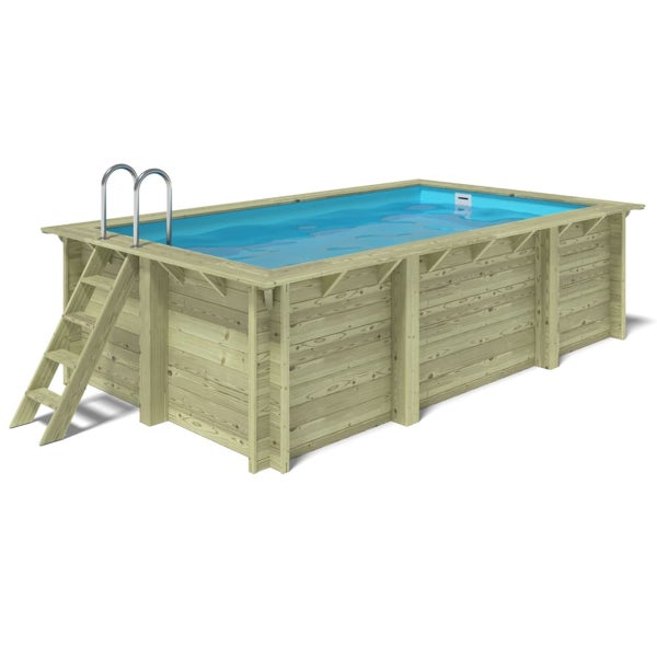Rechteckiger Holzpool mit Leiter und blauem Wasser