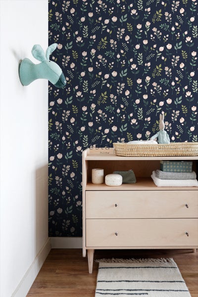 Kinderzimmer mit Blumenvliestapete und Holzkommode