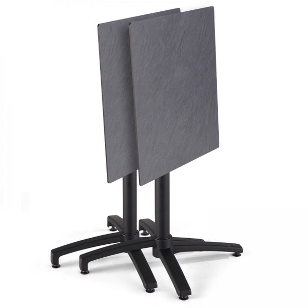 Zwei klappbare Bistrotische mit quadratischen Tischplatten in Schieferoptik und schwarzem Säulengestell.