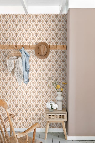 Innenraum mit gemusterter Tapete, Holzgarderobe und Dekoration