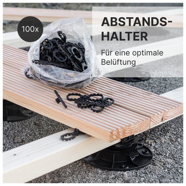 Schwarze Abstandshalter aus Kunststoff für Terrassendielen, 100 Stück im Beutel, Anwendung auf Holzdiele für optimale Belüftung.