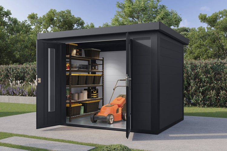 Modernes Gartenhaus aus Metall mit Doppelflügeltür, gefüllt mit Regalen und einem Rasenmäher, auf einer Terrasse im Garten platziert.