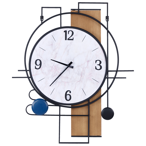 Moderne Wanduhr mit Zifferblatt in Marmor-Optik, vertikalem Holzelement und schwarzem Metallrahmen mit Pendel.