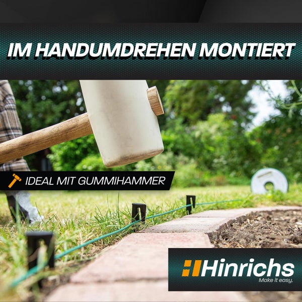Eine Gartenszene zeigt die Befestigung von Rasenkantensteinen mit Erdankern und Richtschnur unter Zuhilfenahme eines Gummihammers. Im Hintergrund ist das Hinrichs Logo zu sehen.