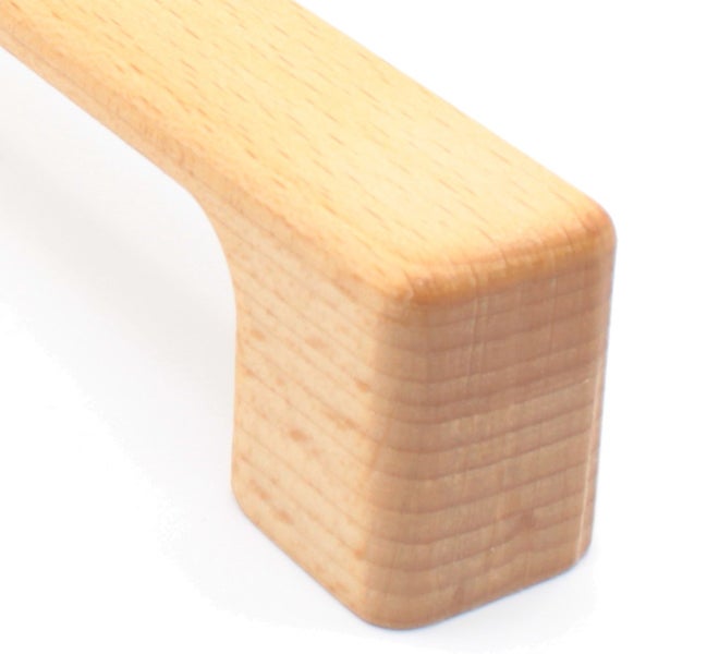 Detailansicht eines Möbelgriffs aus Holz