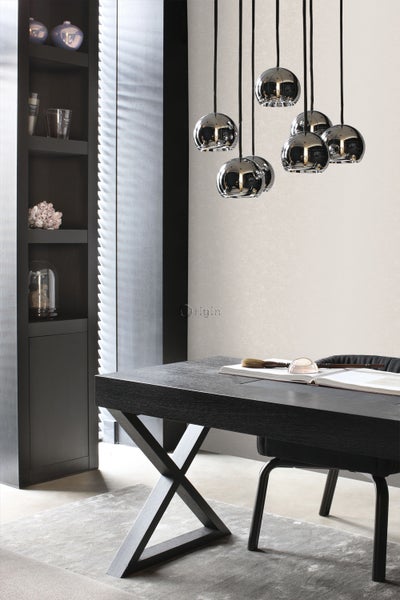 Einrichtung mit schwarzem Schreibtisch, Regal und einer Pendelleuchte mit mehreren Lampen.