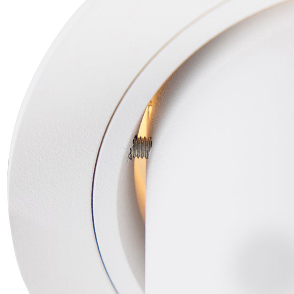 Detailaufnahme einer Schraube an einem weißen runden Gehäuse.