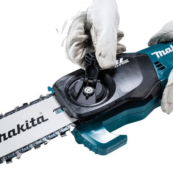 Nahaufnahme von Händen in Arbeitshandschuhen, die die werkzeuglose Kettenspannung an einer Makita Kettensäge einstellen.