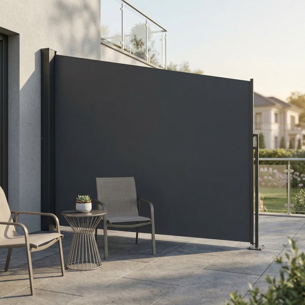 Ausziehbare Seitenmarkise als Sichtschutz auf einer modernen Terrasse mit Gartenstühlen und Beistelltisch.